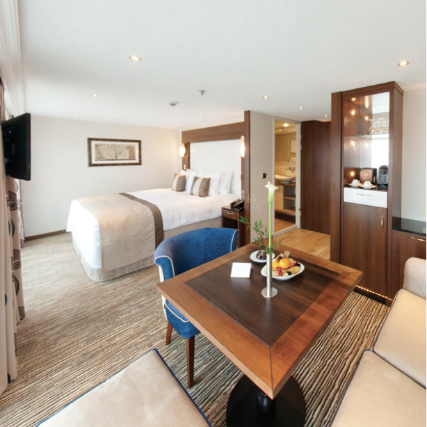 Category 7 stateroom &mdash; Diamond Deck